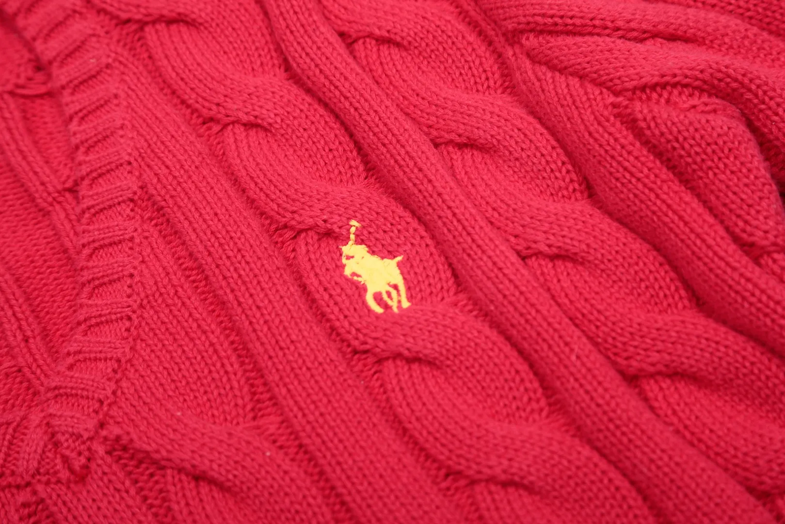 P210 Top quality" Style number: DS019# [Ralph Lauren V-neck solid color pony embroidered logo hemp flower knitted sweater] ✅Ralph Lauren Ralph Lauren goddess slim basic classic V-neck hemp flower pullover sweater ✅Main supplier platform live broadcast Wholesale entity Replacement when out of stock Not removed from the shelves ✅ZP quality 1:1 version Scan the code to enter the GF website Counter quality ✅Detailed quality The only one in Guangzhou Imported quality cotton yarn Mainly high-end Value for money, good quality, needless to say, ✅Simple upper body, easy to match, ootd must-have, good-looking clothes are never picky, a must-have in the goddess’ wardrobe, recommended Size: S-L Color: black, off-white, gray, navy blue, khaki, pink, light blue, rose red, brown, Chinese red